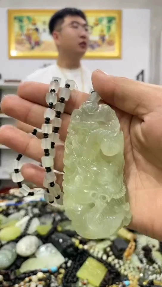 岫玉未镶嵌挂件一**情