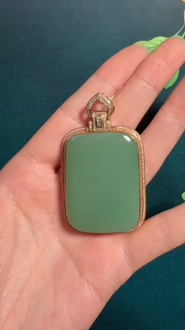 颈饰18K金镶嵌和田玉吊坠