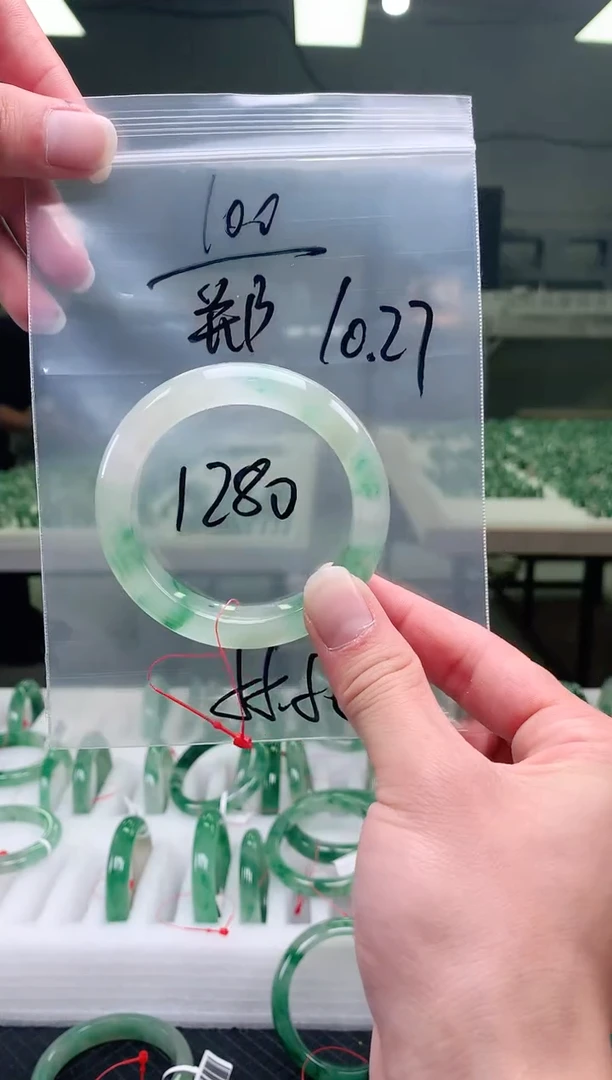 未镶嵌非洲翠石英质玉非洲翠手镯55-56圈口100号
