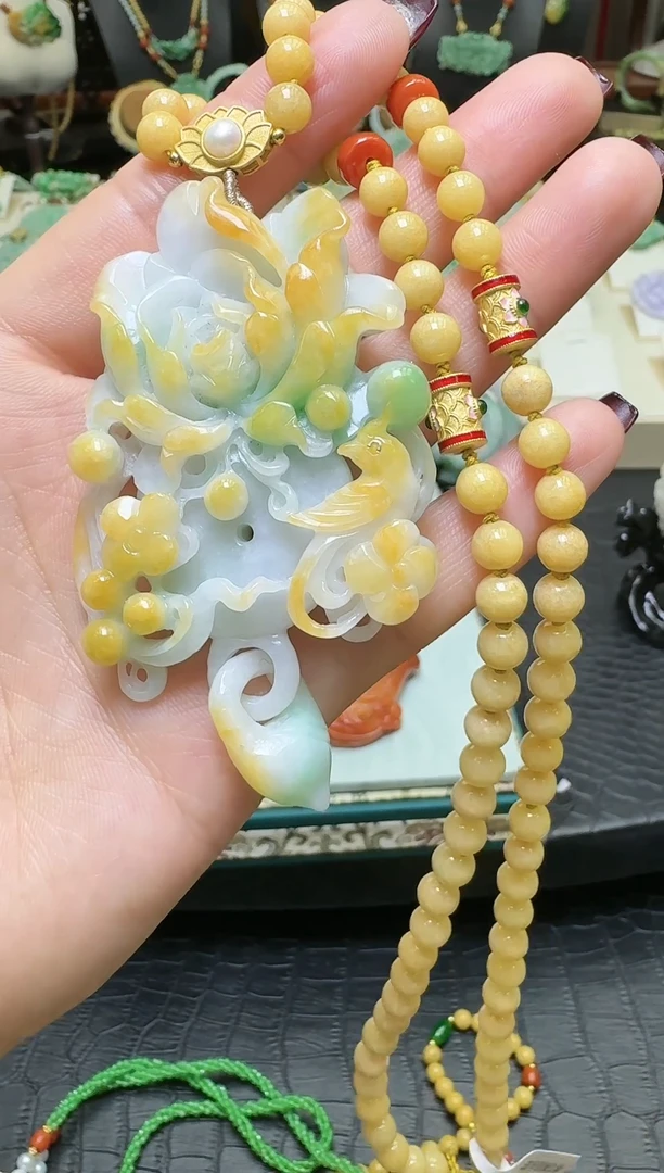 【闪购商品】翡翠颈饰未镶嵌特色黄加绿翡翠