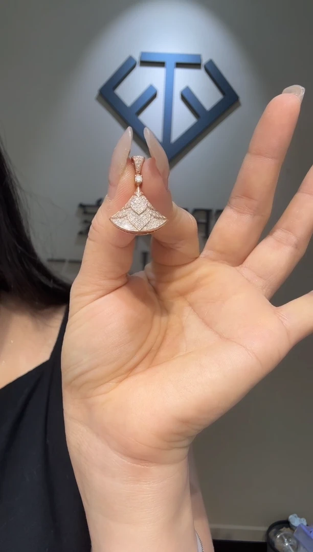 吊坠(不含链)18K金镶嵌钻石P866905  步步生莲单吊坠 多样性