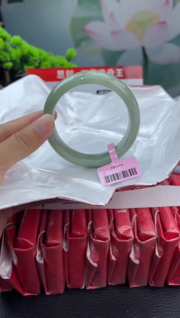 翡翠手镯未镶嵌1翡翠手镯（微瑕）
