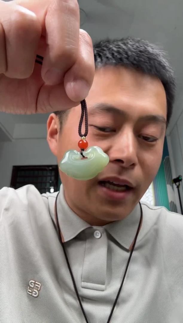 和田玉未镶嵌颈饰吊坠