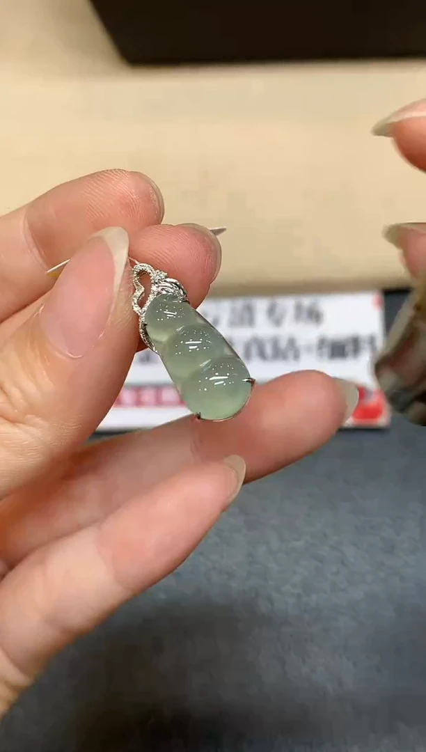 颈饰18K金镶嵌翡翠【无鉴赏期】福豆【无服务费