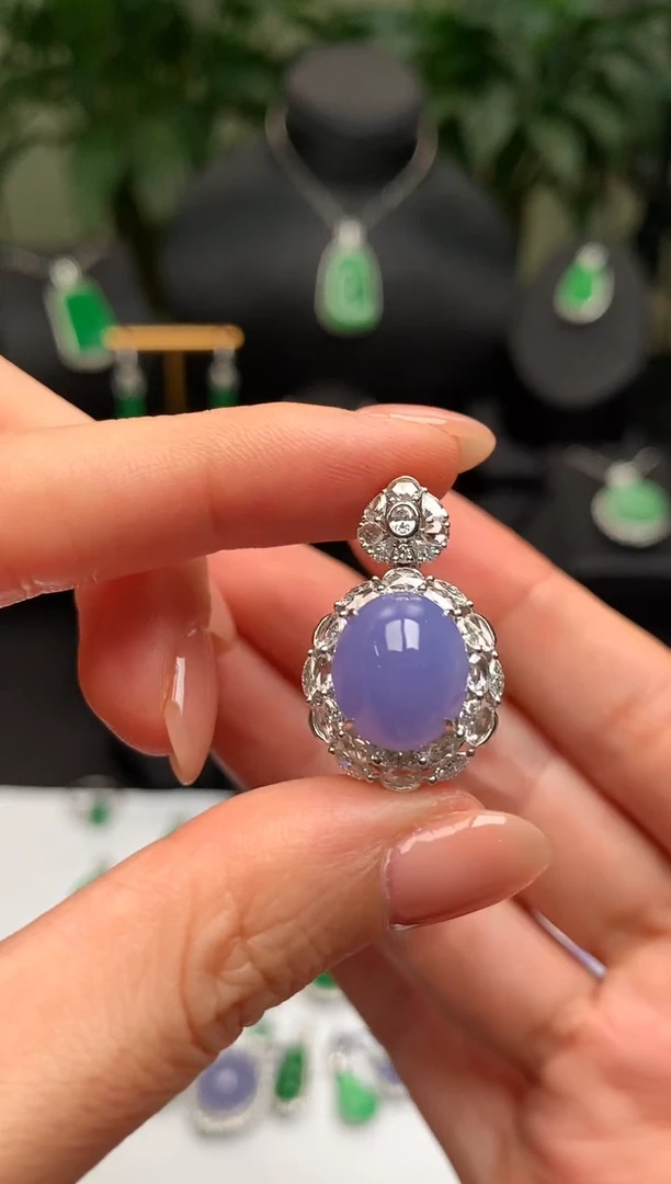 颈饰18K金镶嵌翡翠蛋面