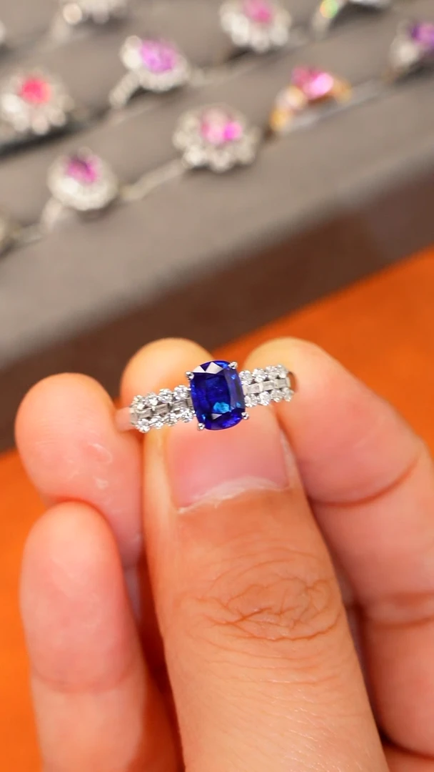 【闪购商品】蓝宝石戒指18K金镶嵌1.22ct皇家蓝