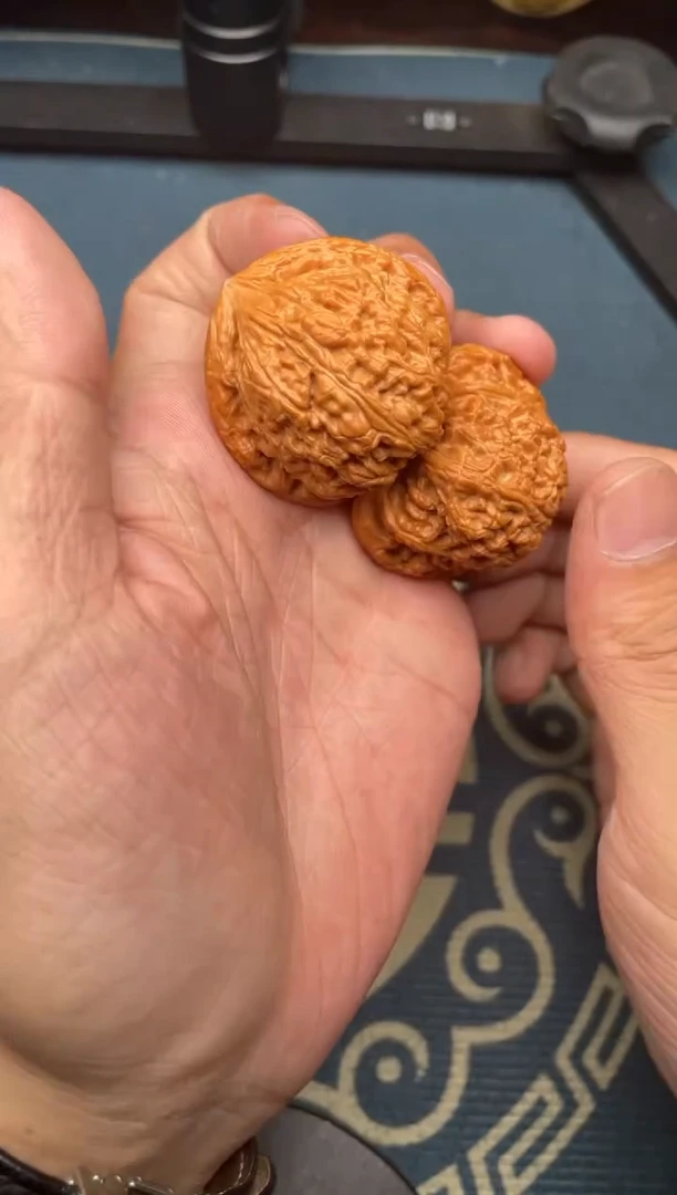 文玩核桃吊坠红宝石38