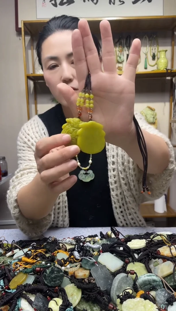 未镶嵌岫玉吊坠。