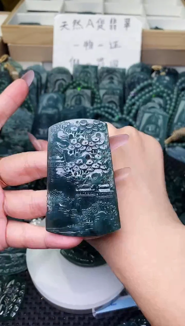 颈饰未镶嵌翡翠