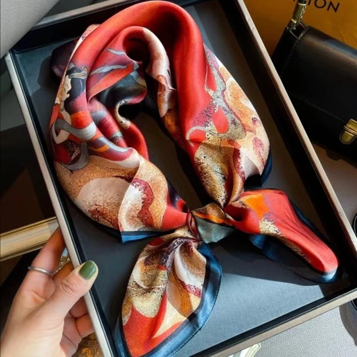 上海故事2025春夏新款丝巾妈妈款真丝百搭方巾送长辈飞天神韵