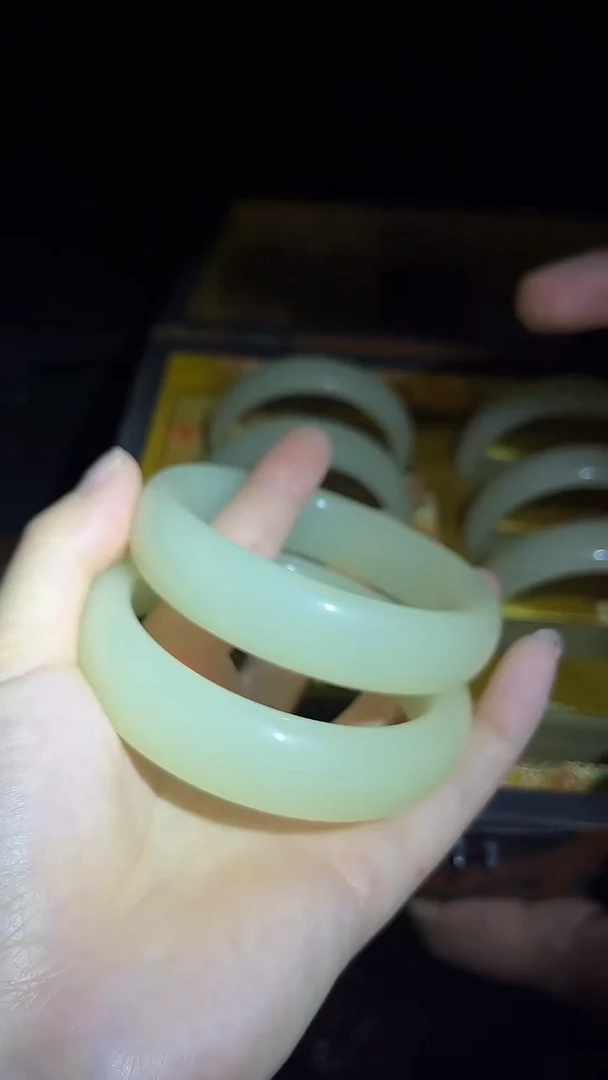 未镶嵌和田玉挂件1对.白