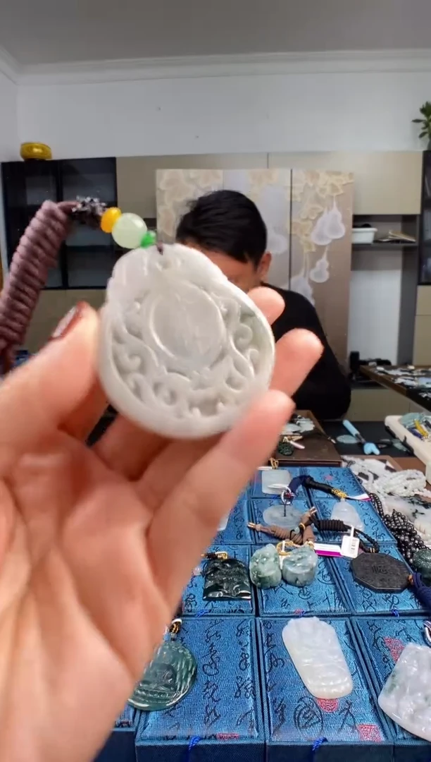 颈饰未镶嵌翡翠  多样性发其一