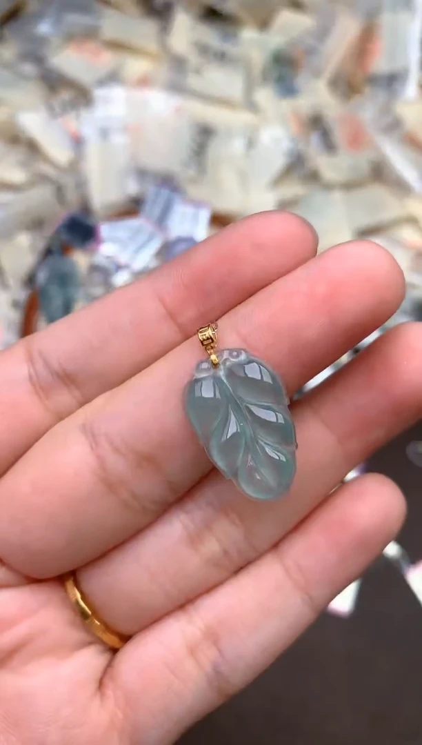 18K金镶嵌挂件翡翠 —