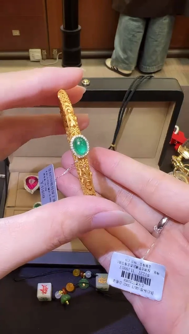 18K金镶嵌手镯祖母绿1.01CT