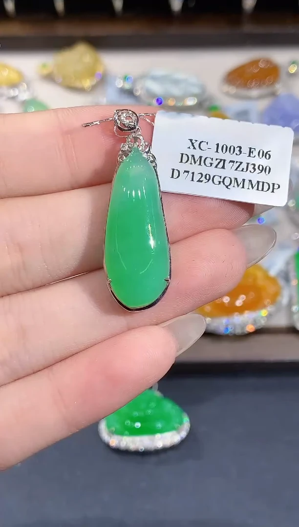 吊坠(不含链)18K金镶嵌翡翠多样性发其一