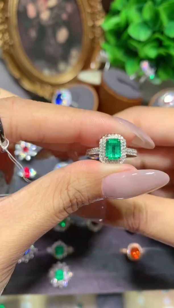 祖母绿戒指18K金镶嵌0.90CT