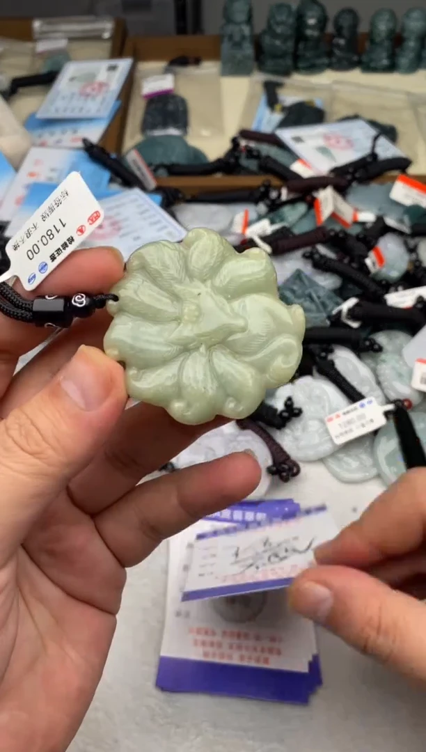 翡翠未镶嵌颈饰 多样性发其一