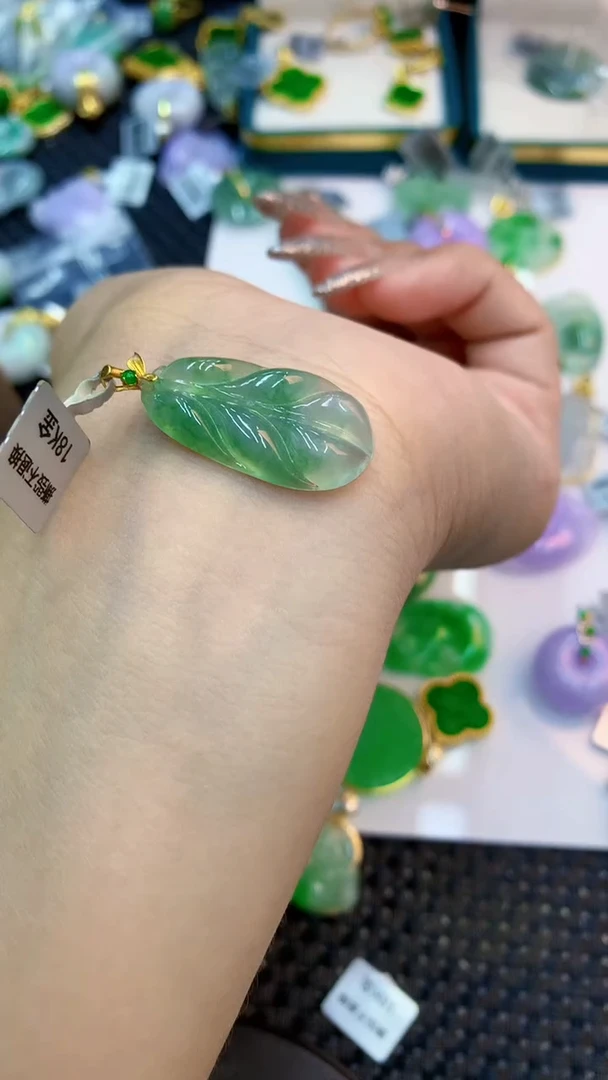 颈饰18K金镶嵌翡翠1