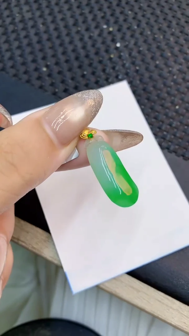 颈饰18K金镶嵌翡翠1