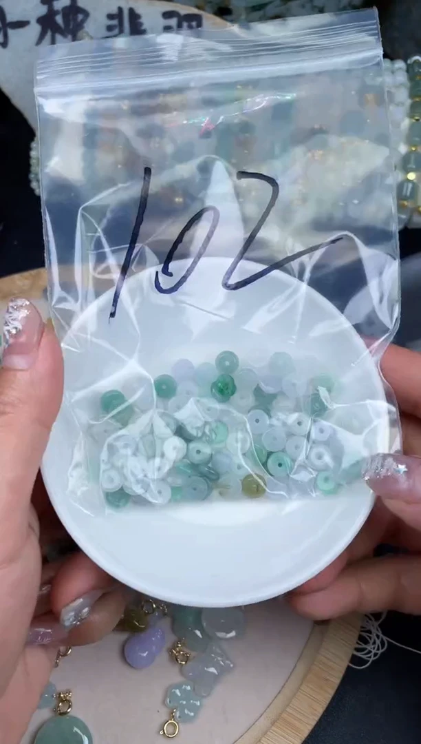 【闪购商品】翡翠颈饰未镶嵌天然翡翠103颗102