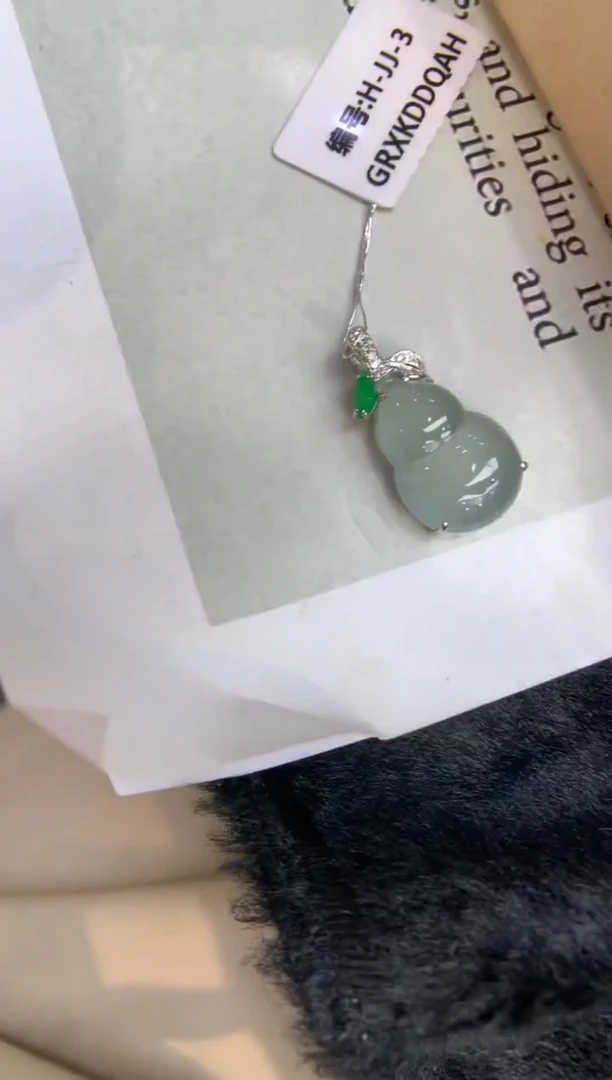 翡翠18K金镶嵌颈饰葫芦