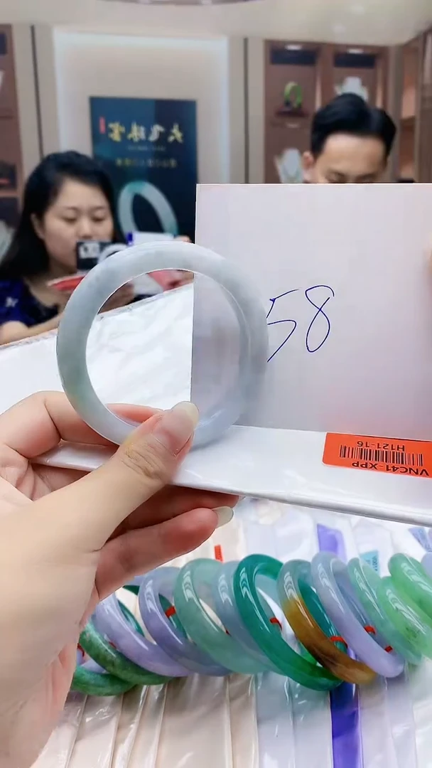 翡翠手镯未镶嵌多样性发其一