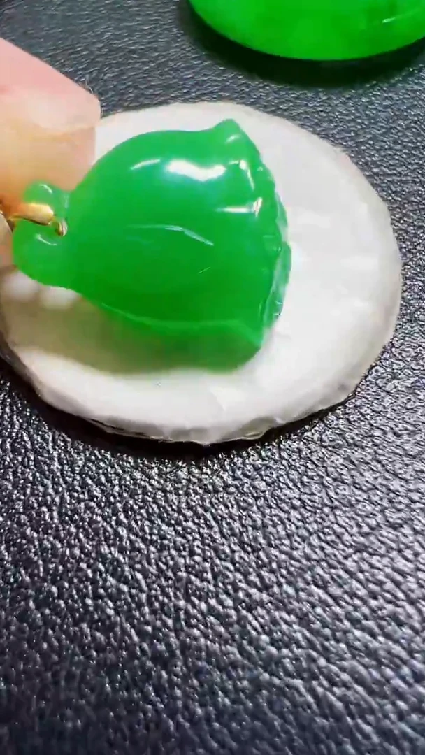 颈饰18K金镶嵌翡翠兰***。莲蓬