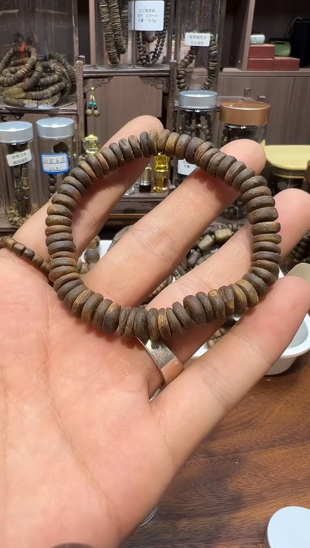 沉香沉香碎屑招***?沉香碎屑 沉水  白棋随形单圈
