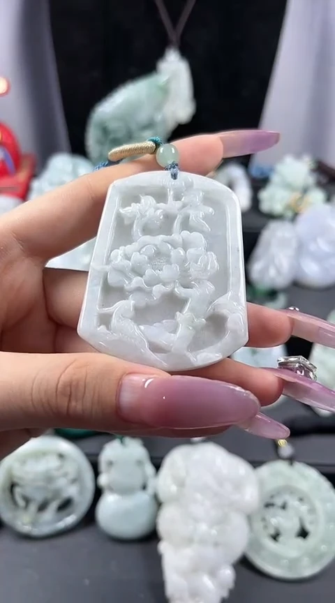 翡翠未镶嵌颈饰喜上眉梢