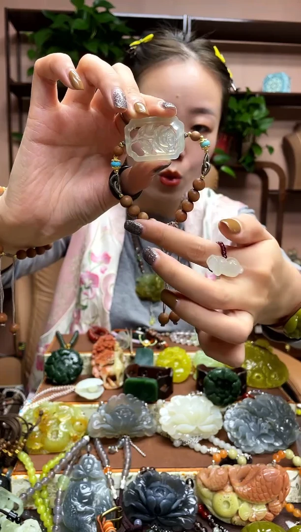 未镶嵌岫玉颈饰多样性发货发其中之一