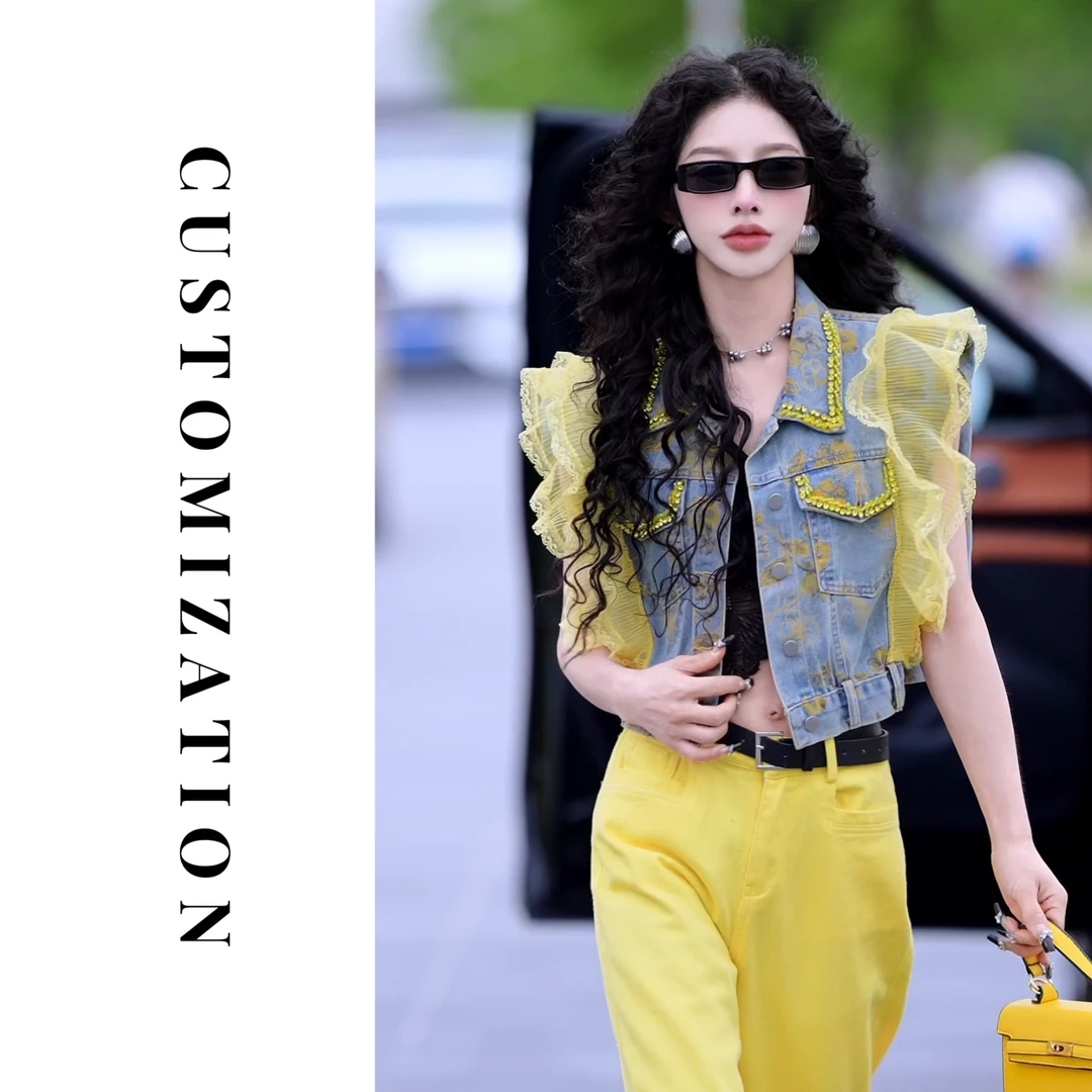 2025年夏款蓝色牛仔马甲拼黄色蕾丝带钻满版印花女款