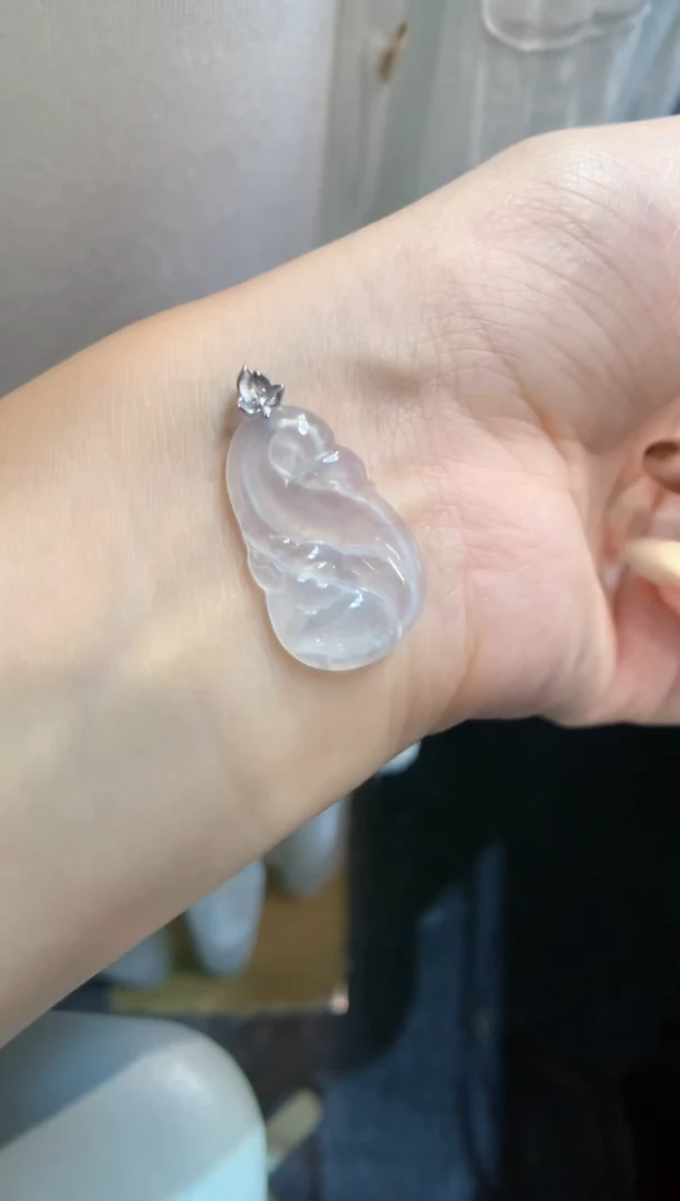 颈饰18K金镶嵌翡翠九尾狐