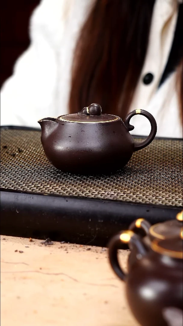 茶壶紫砂四号井茄皮紫泥描金福禄公道150cc