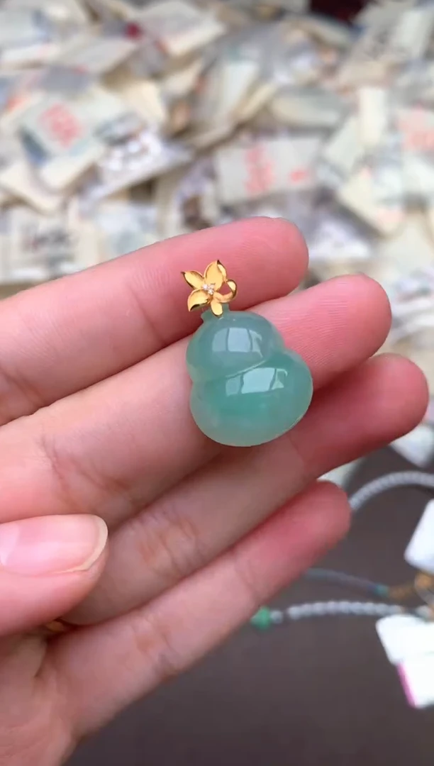 18K金镶嵌挂件翡翠一