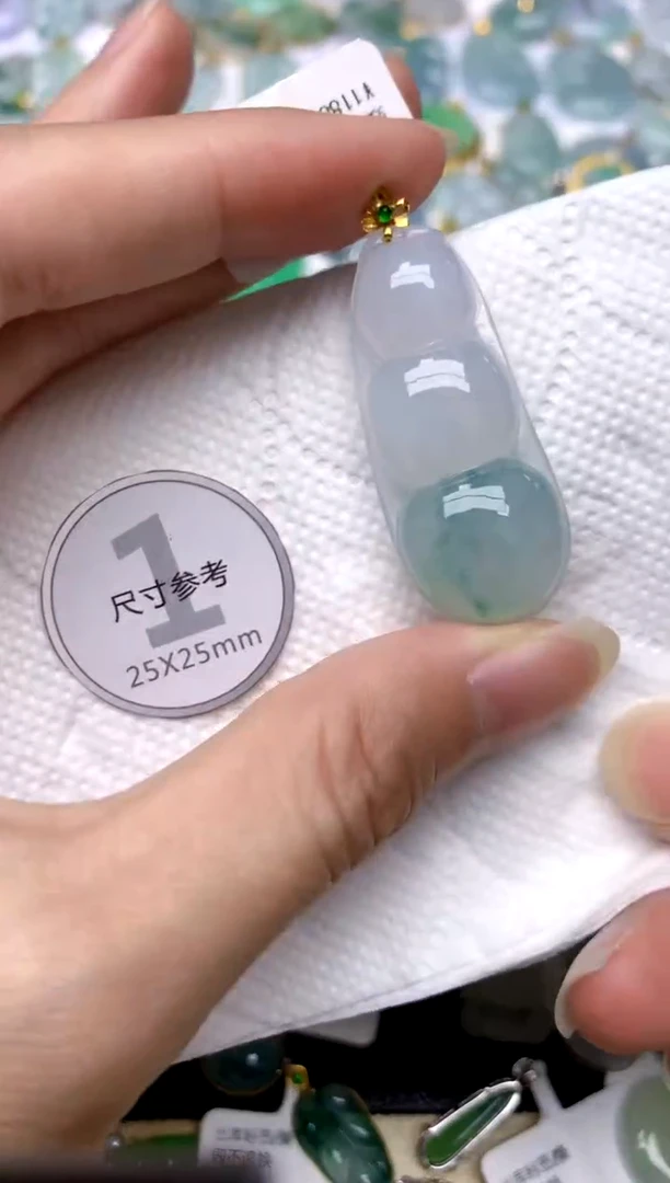 颈饰18K金镶嵌翡翠天然A货翡翠