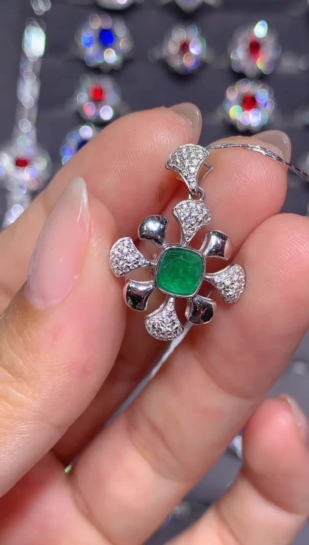 吊坠(不含链)18K金镶嵌祖母绿0.62ct