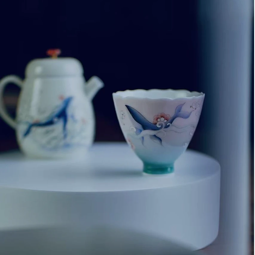 三秋月37-手绘粉彩大鱼海棠主人杯 景德镇手绘鲸鱼品茗杯仙女器