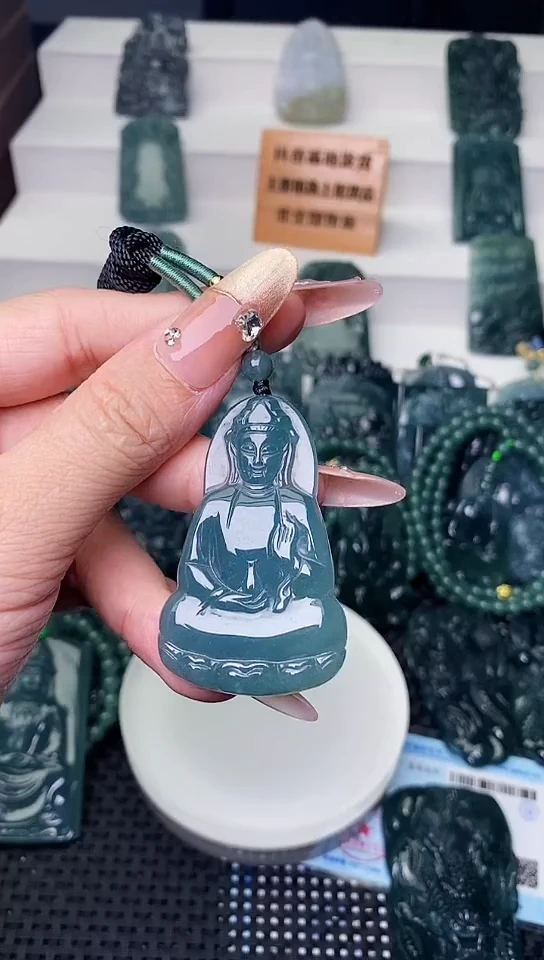 颈饰未镶嵌翡翠