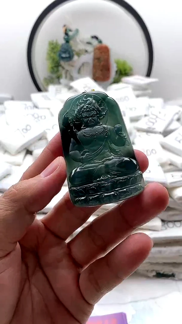 翡翠未镶嵌颈饰不动明王