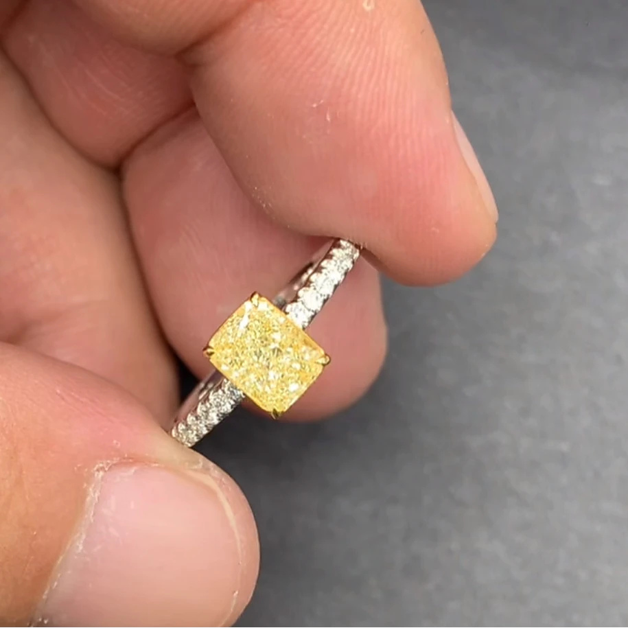 18K金钻石戒指1克拉