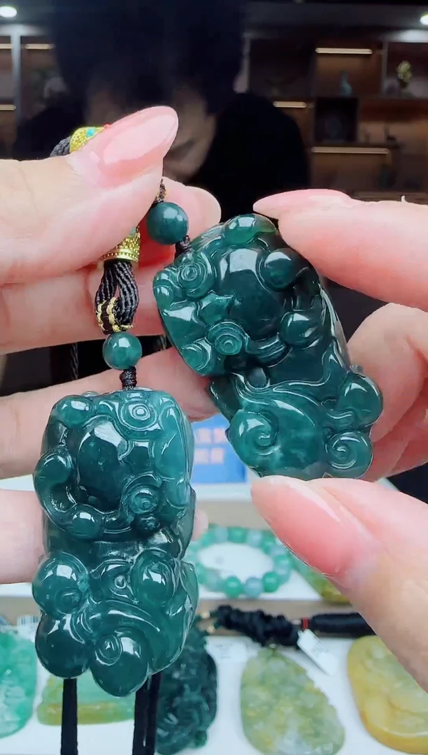 颈饰未镶嵌翡翠多样性发其一   貔貅