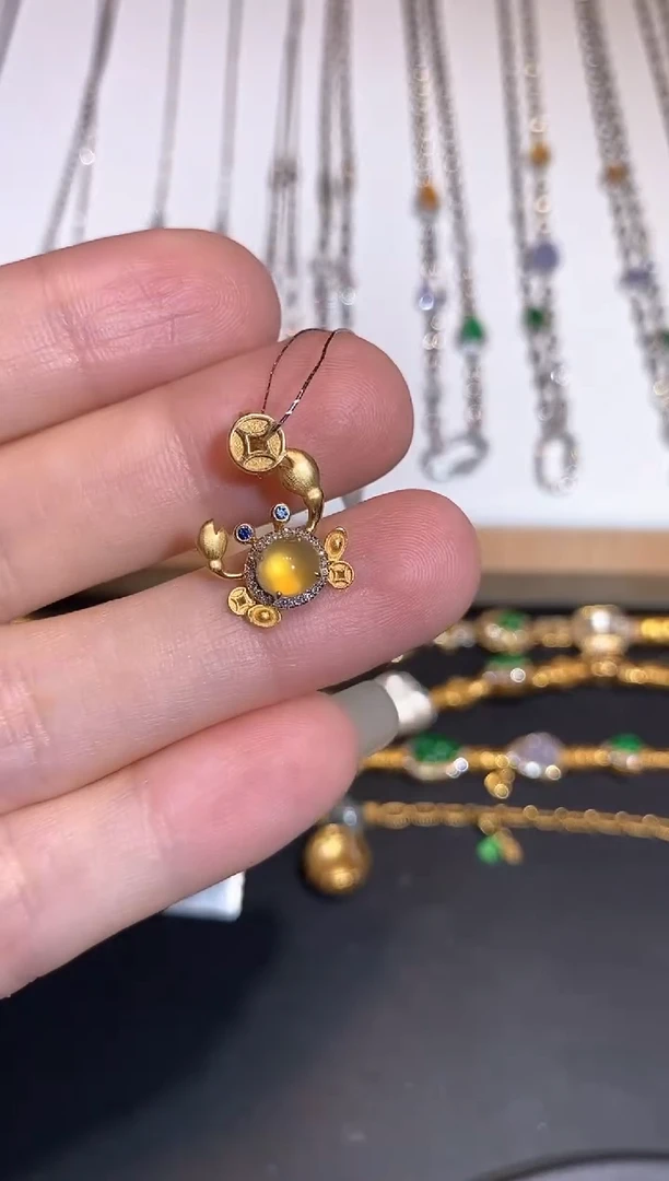 颈饰18K金镶嵌翡翠吊坠