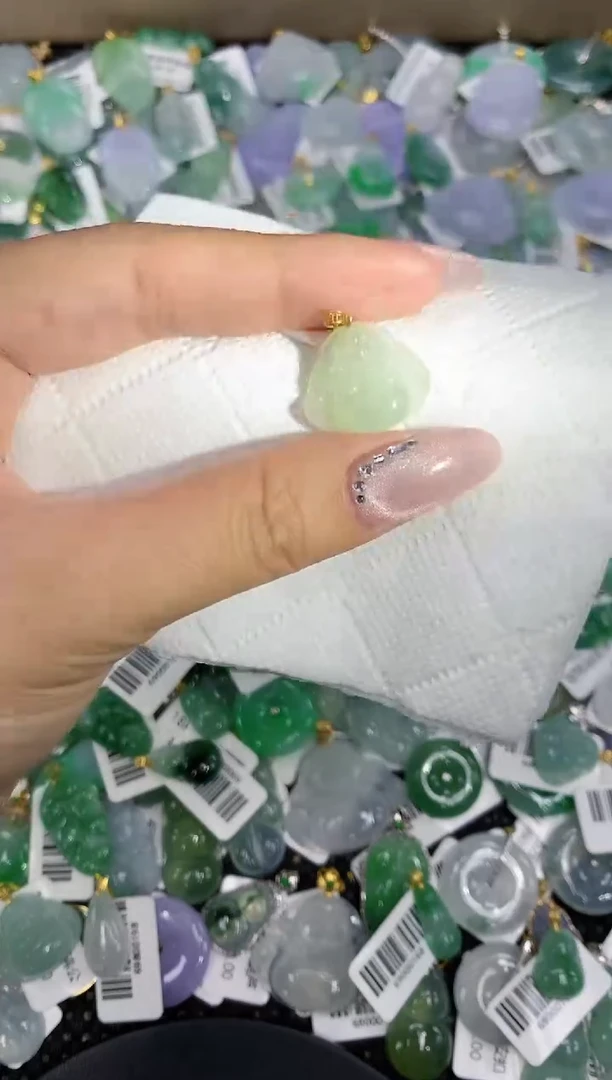 颈饰18K金镶嵌翡翠a货百元一下同包裹多件发出的只收取一单运费