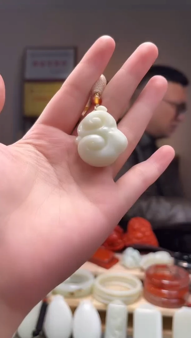 颈饰未镶嵌和田玉吊坠