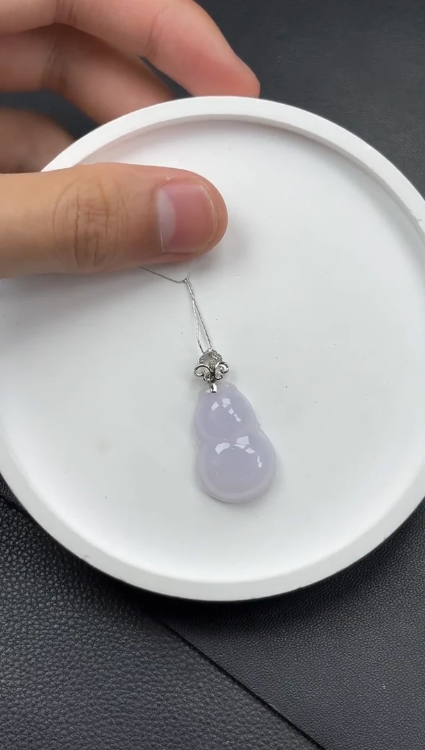 翡翠18K金镶嵌颈饰葫芦