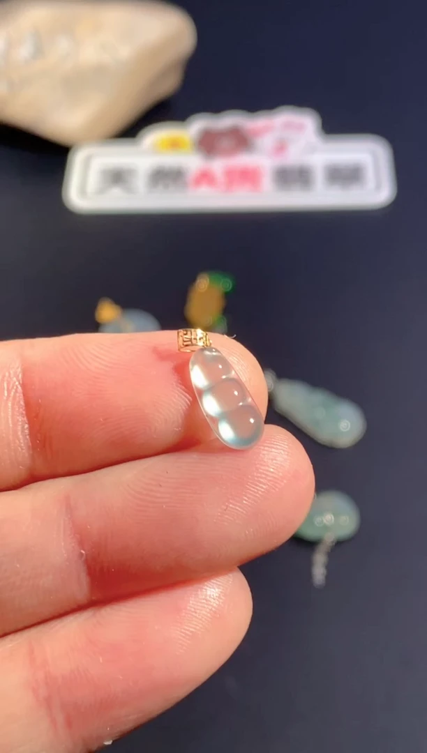 颈饰18K金镶嵌翡翠