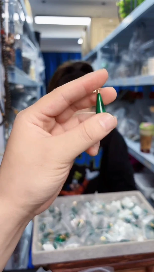 孔雀石未镶嵌吊坠(不含链)水滴吊坠一个