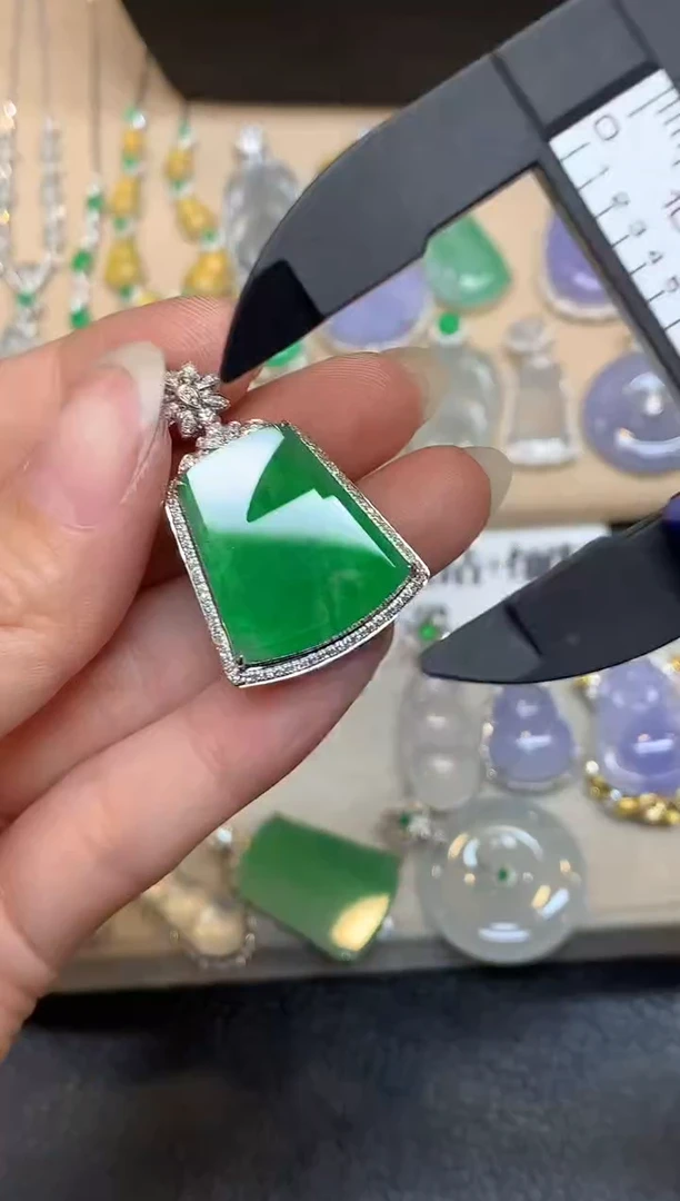 颈饰18K金镶嵌翡翠无事牌【无服务费