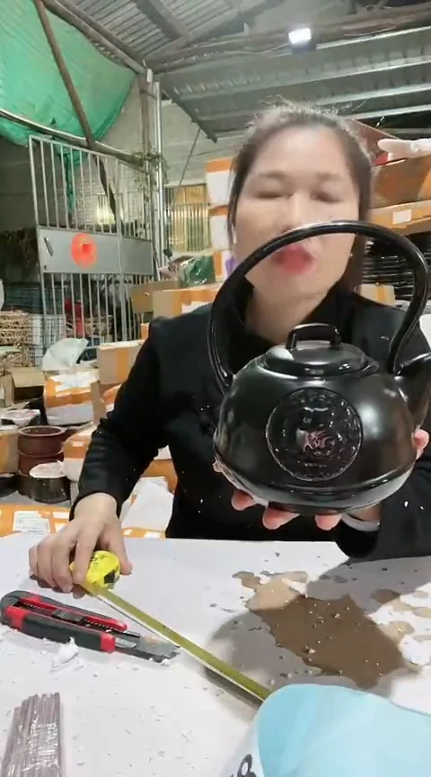 陶瑕疵黑色福字壶