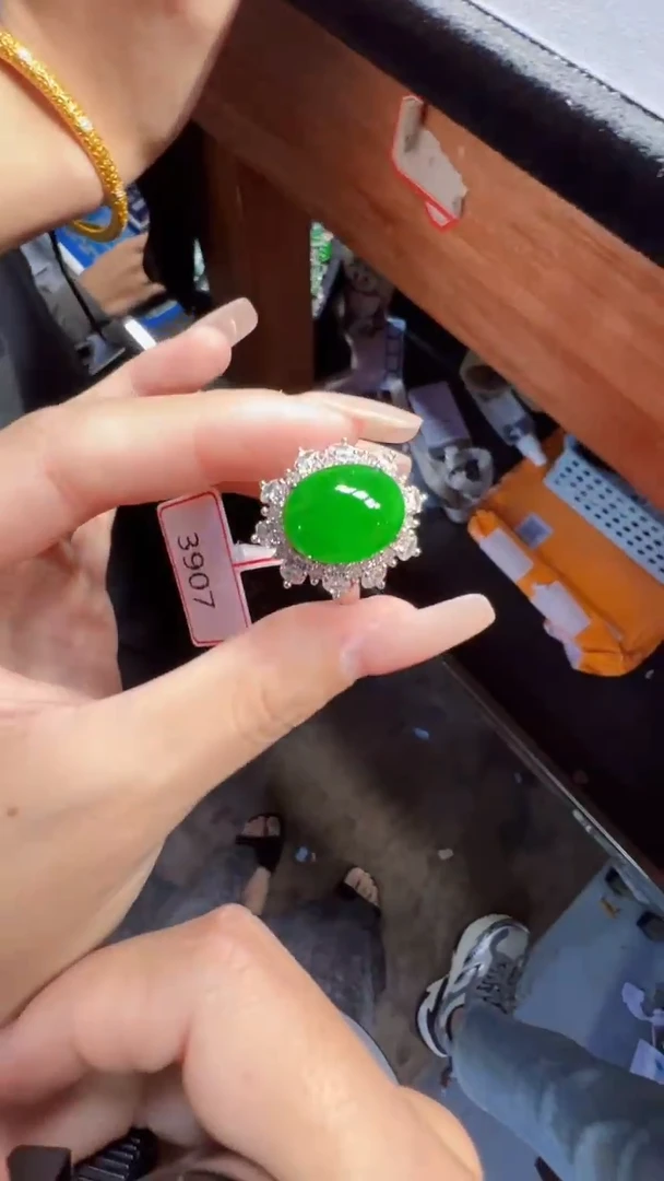 未镶嵌定制翡翠翡翠A货有轻微色差属于正常现象，戒指多样性发货1